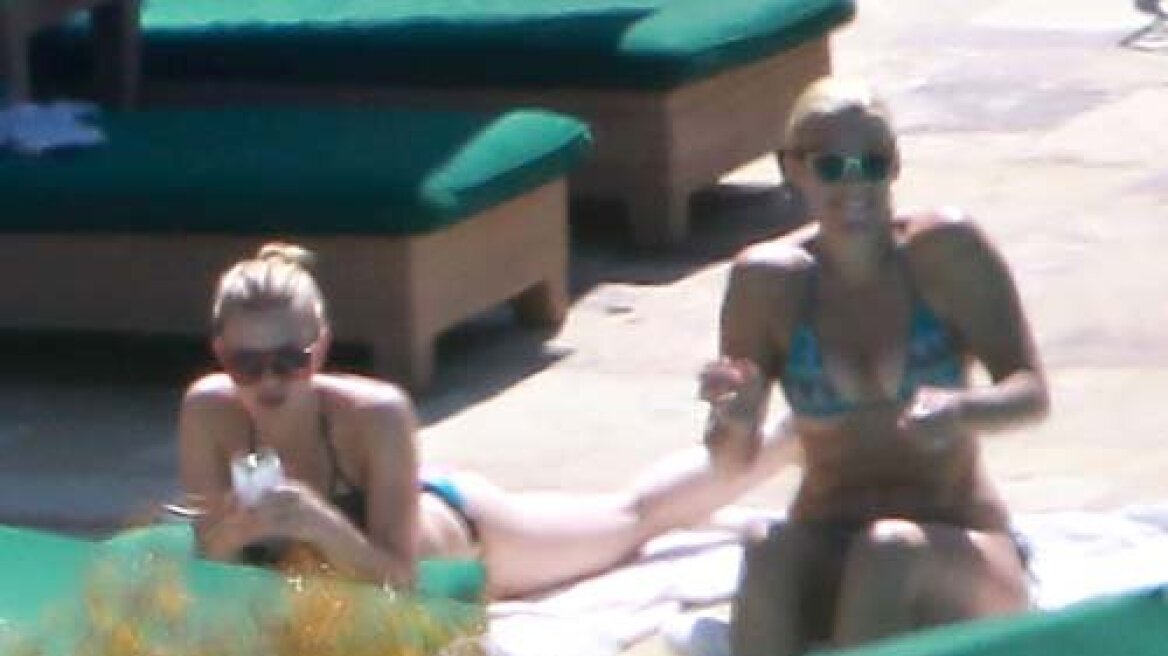 Ηλιοθεραπεία στην πισίνα για την Scarlett Johansson